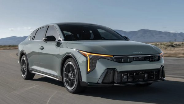 Kia уби Ceed, своя "най-европейски" модел, за да предложи унифициран наследник за всички световни пазари. Съпоставката между тях обаче не е в полза на европейската версия на К4. В Америка срещу еквивалента на 19 321 евро ще получите базовия модел с двулитров мотор, 147 коня мощност и вариаторен автоматик (IVT). В България базовият модел е с еднолитров 3-цилиндров мотор със 115 коня и ръчни скорости, и започва от 22 490 евро без ДДС. 
